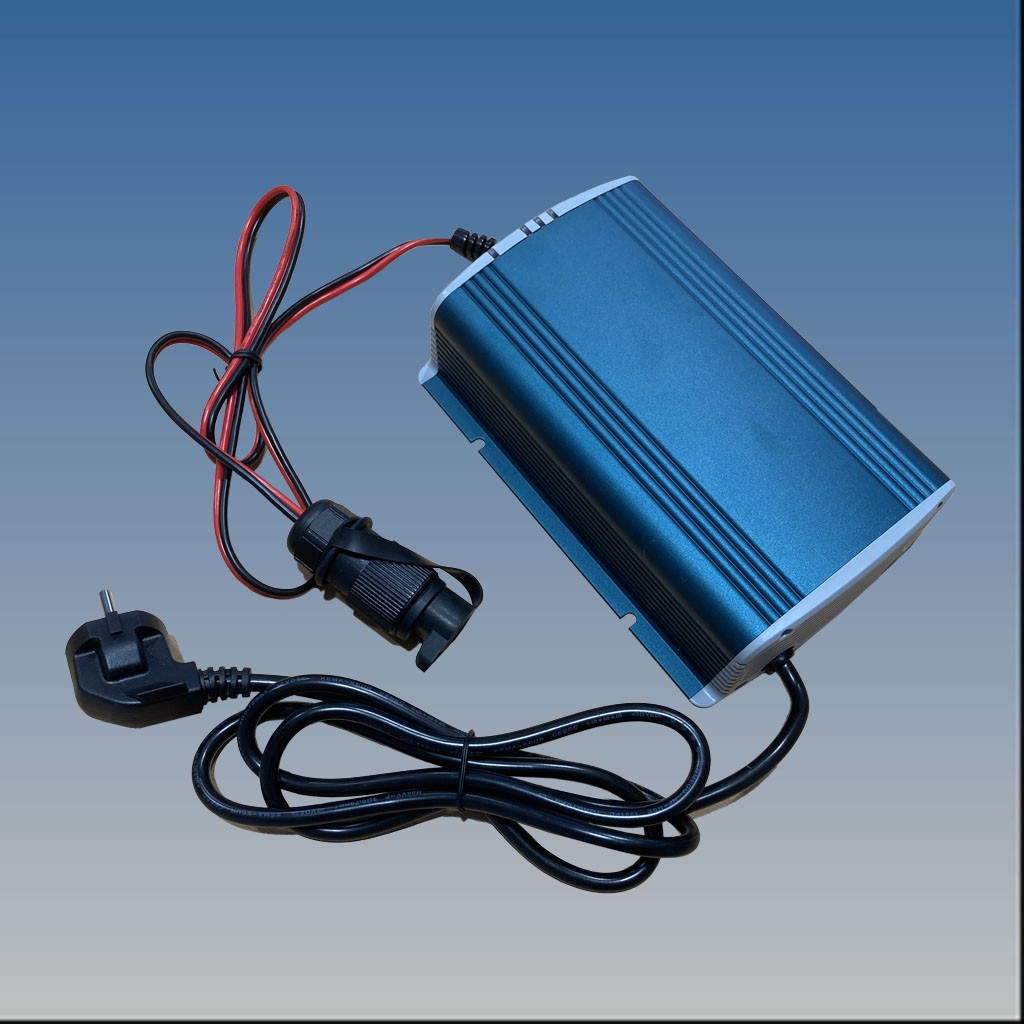 Ladegerät (eingestellt, inkl. montierter Stecker)