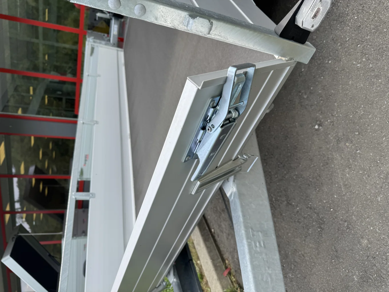 Klappbare Vorderwand (n.i.K.m Option kippbare Ladefläche)