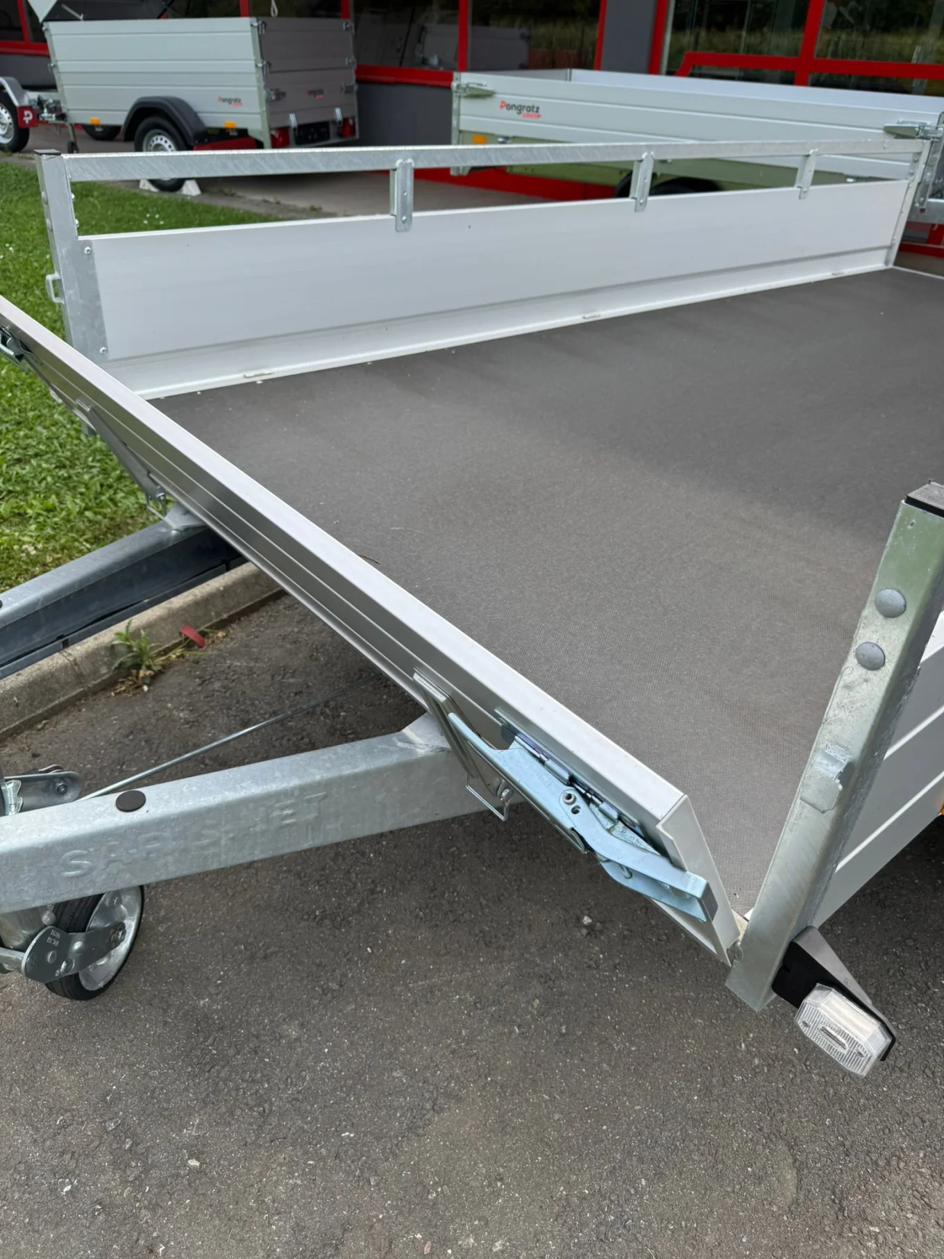 Klappbare Vorderwand (n.i.K.m Option kippbare Ladefläche)