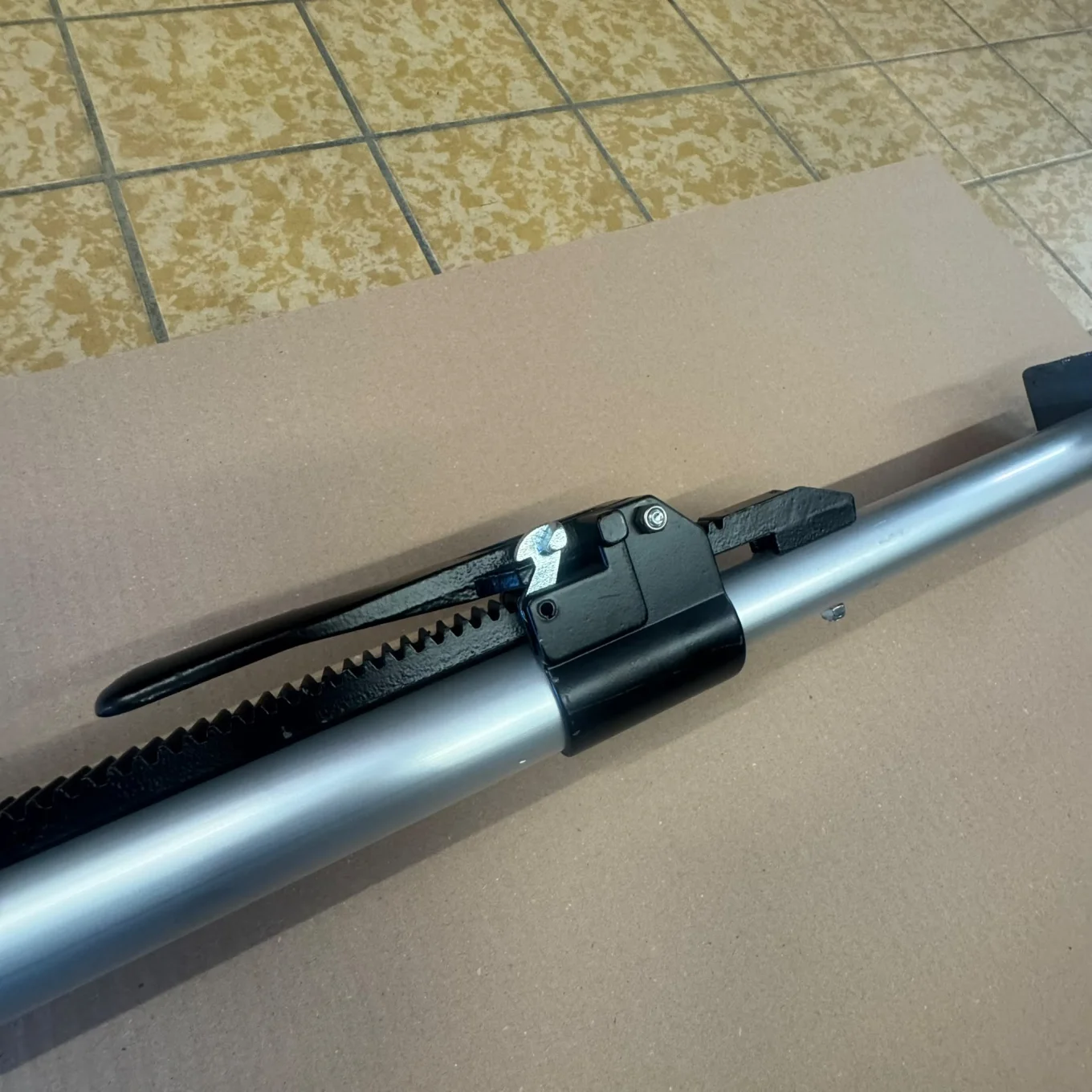 Klemmbalken ALU 42mm 2x Gummifuß Bereich 1300-1670mm 150daN Blockierkr